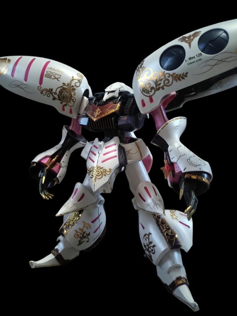 U.C.0088、アクシズでは、ハシュマルの技術を導入した新型機の開発と並行して、キュベレイ本来の設計思想をさらに発展させる計画が進められていた。キュベレイは、サイコミュによるオールレンジ攻撃と高い機動性を備えた、ネオ・ジオンを象徴するニュータイプ専用モビルスーツである。ハシュマルの技術を取り込んだ機体が異形の進化を遂げる一方、キュベレイの完成度と機能美を純粋に追求する発展機も必要とされていた。その要求に応えるべく開発されたのが、NZ-QBLY-AMB01「キュベレイ・アンベリール」である。※元々の出典のビルドダイバーズにおける設定とは異なります、今回の作品設定での内容になります。※ハンドパーツはMGキュベレイの物に差し替えています。