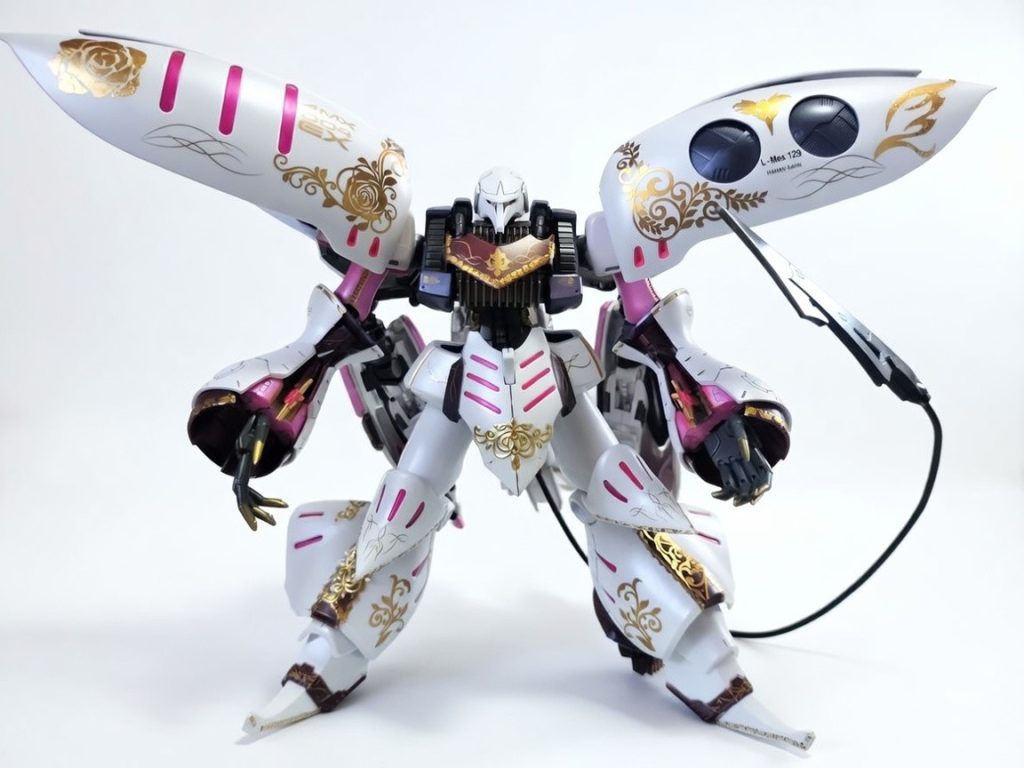 正面です。MG キュベレイ・アンベリールとHG ハシュマルをミキシングし、独自のIF設定をもとに製作した機体です。ハマーン・カーン率いるネオジオンが第一次ネオジオン抗争を制し、地球連邦軍を打倒。ミネバ・ザビを頂点としたザビ家の復興を果たした世界線での摂政ハマーン・カーン、そしてネオジオン王権の象徴となった機体という設定です。