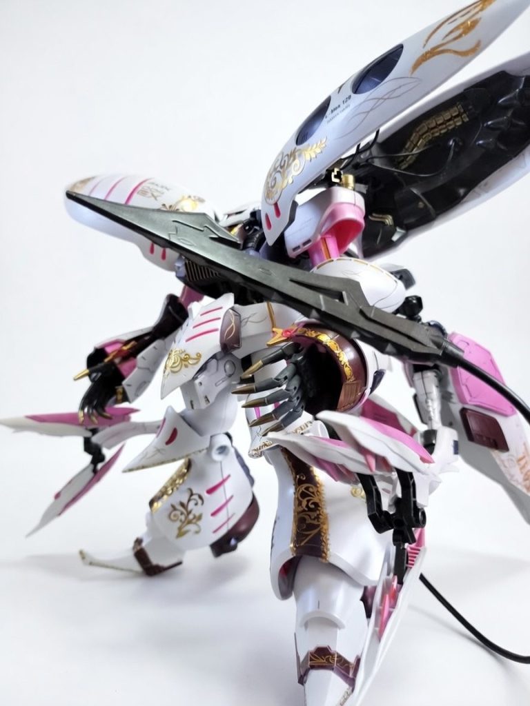 型式番号:AMX-004EX QUBELLEY REGALIA 機体名:キュベレイ・レガリア所属:ネオ・ジオン搭乗者:ハマーン・カーン機体区分:ニュータイプ専用・大型複合型モビルスーツ主動力:熱核融合炉全高:約22.3m本体重量:約48.6t全備重量:約86.4t装甲材質:ガンダリウム合金系複合装甲主動力:熱核融合炉推定総出力:約5,800kW推定総推力:約198,000kg推力重量比:約2.29制御方式:サイコミュ統合制御システム主兵装:ファンネル、大型ビーム砲、ビーム・ガン兼ビーム・サーベル、有線式テールブレード特殊装備:ハシュマル由来大型複合翼ユニット※型式番号および機体諸元は、本作品独自のIF設定です。