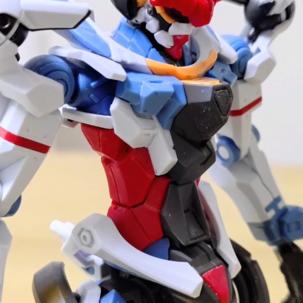 本体のスジ彫りが終わりました🫡残るはバックパックと武装です。ほんとにスジ彫りは作業もだけどデザインを考えるのも苦手🫠基本的にパネルラインというよりは空間を埋めるデザインで進めてます。（2枚目）