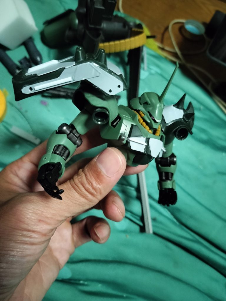 作品名：上半身はこれでいいかな？<p>各部増加装甲つけました。 使ったのは0.3ミリプラ板と1.5ミリプラ棒です。 新規スジ彫りラインも少し追加、既存モールドは勿論彫り直ししてます。 胸部にアンカーフックつけれるパーツもつけました。 前回とは全く違うアプロー [&hellip;]</p>
