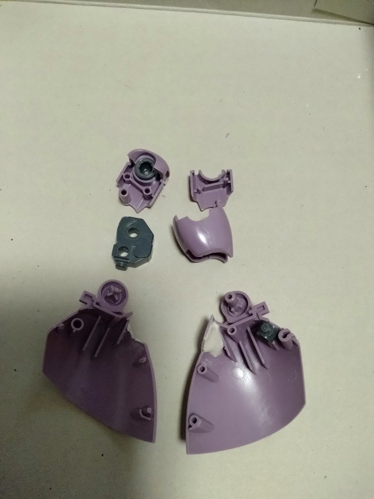 足の後ハメ加工です。太腿フレームの上部で切り離し膝関節を後ハメ出来る様にします。脛は後方のホームベース状のモールドで片側切り離し接着して後ハメ出来る様にします。