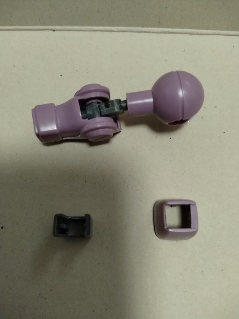 肘関節の二重化の加工です。元の肘関節のポリキャップの上部をピンのギリギリのところで切って薄くしてます。上腕からのピンを切り落としコトブキヤのダブルジョイントで固定します。肘関節のフレームをダブルジョイントが通る様に穴を広げます。