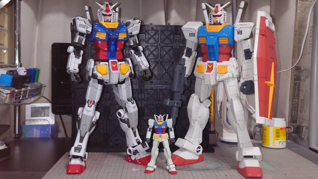 旧メガサイズガンダムとEGガンダムを並べてみました