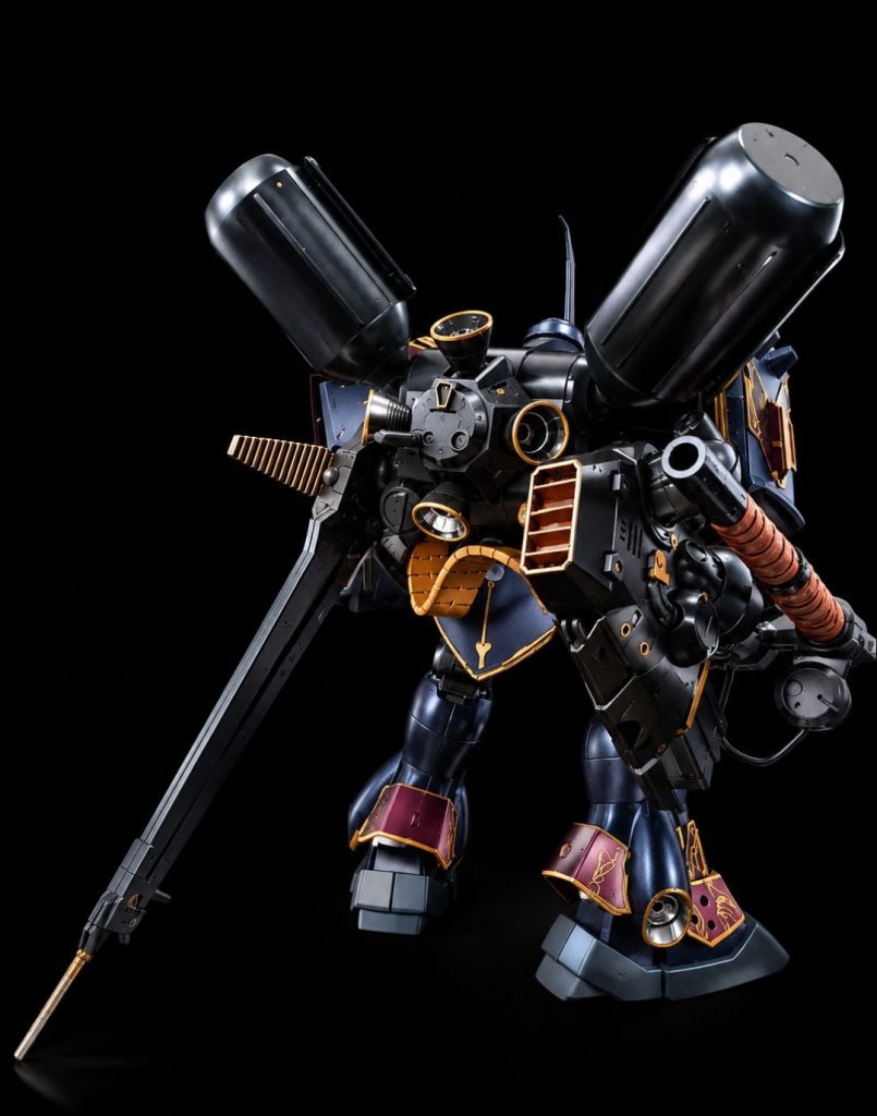 AMS-139　Nacht-DOGA[ Imperialknights]ナハト=ドーガ　王室近衛騎士仕様神聖ジオン皇国 親衛隊エース専用モビルスーツ■ 機体解説第一次ネオ・ジオン抗争においてハマーン・カーン率いるネオ・ジオンが勝利し、ハマーンはミネバ・ザビを頂点とするジオン皇国を宣言した。ザビ家の再興を果たした世界線。ジオン皇国は、旧ネオ・ジオン、アクシズの重装型モビルスーツ開発計画を発展させるとともに、シャア・アズナブル率いる新生ネオ・ジオンが保有していた技術資産を統合。次世代の親衛隊専用機として、AMS-139 Nacht-DOGAを開発した。基本構造および重武装運用のコンセプトは原型機を踏襲。ジェネレーターの出力向上、推進系の再調整、関節駆動系の強化など、各部に限定的ながら効果的な改修を施すことで、重装備による火力を維持したまま機動性と格闘戦能力の向上を図っている。また、エースパイロットの操縦特性に合わせて機体各部のバランスを最適化。重装型特有の重量感を残しながら、射撃戦から近接戦闘まで柔軟に対応できる機体へと仕上げられた。
