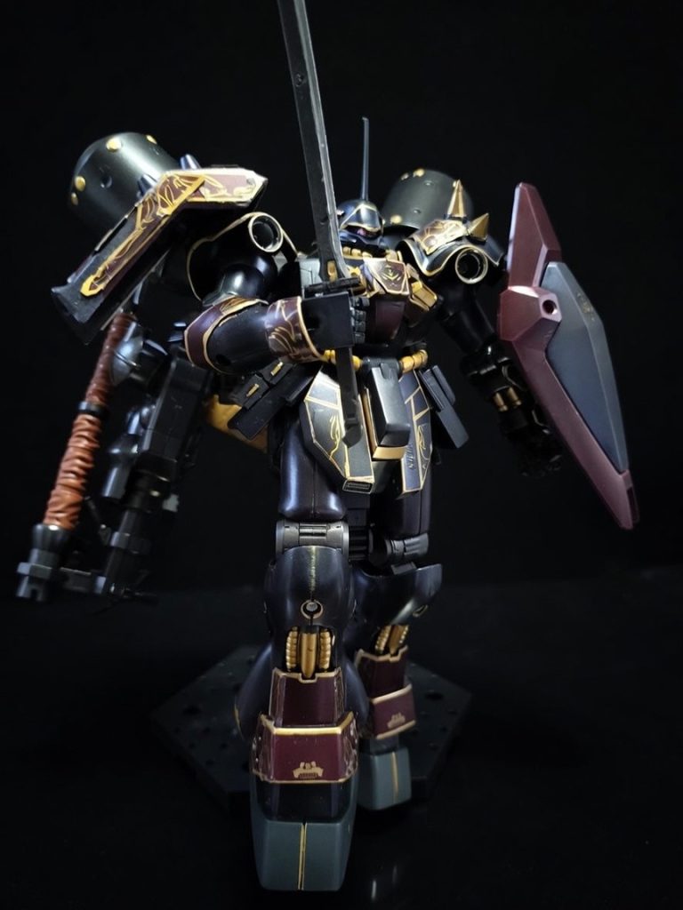 ■武装・ランゲ・ブルーノ砲改II: 原型機の重火力思想を継承する長距離支援火器。ビーム・マシンガン: 中距離での制圧射撃から近距離戦闘まで対応する主兵装。ナハトシュヴェルト:対ビームコーティングを施された専用実体剣。ビームサーベル:腰部裏にマウントされている。サブ兵装。専用シールド: 防御力と機動性のバランスを考慮した対ビームコーティングを施した追加装備。補助火器: 状況に応じて携行火器や追加装備を換装可能。