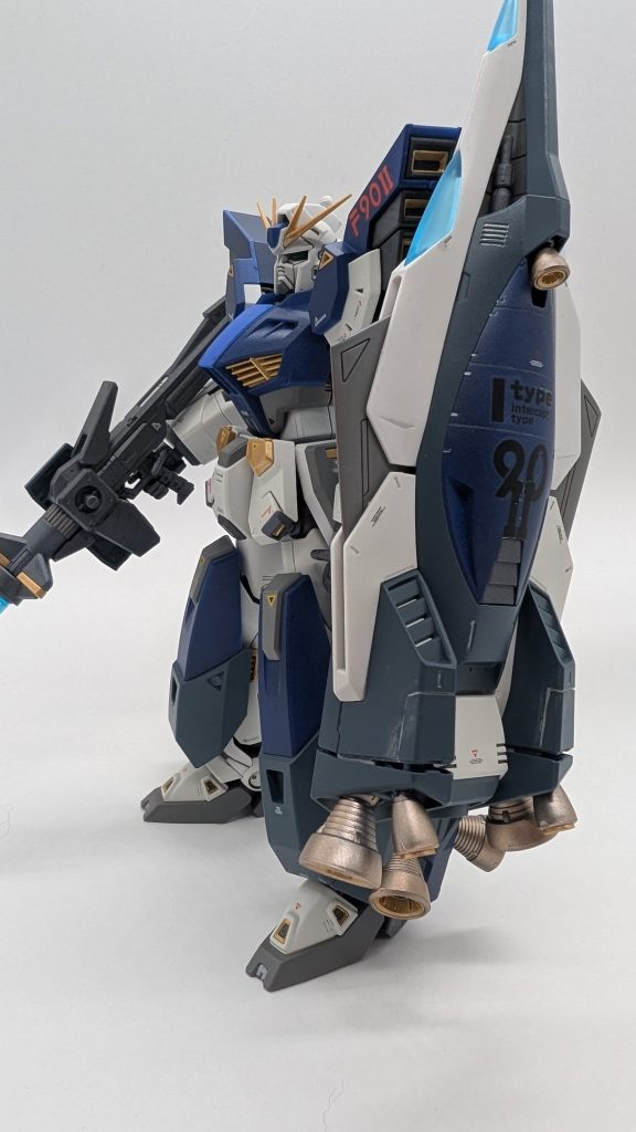 青が濃すぎて黒いデカールが目立ちません