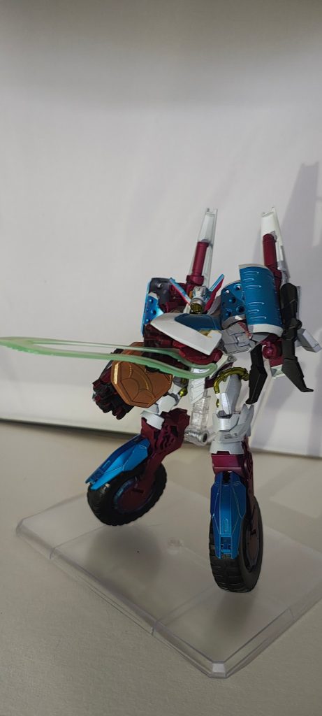 GQuuuuuuXらしく、ビームサーベルも展開します。オリジナルギミックの禁断解放もできます。