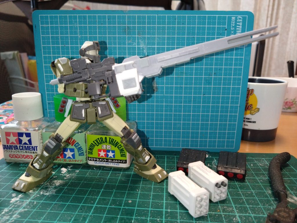 次回!『BELUGA DEFENSIVE FORCE』太平洋に浮かぶ占領された楽園!そこに現れた、一人の凄腕スナイパー!!かつては部屋に閉じこもり、ゲームの世界で腕を磨いた胸部装甲Lサイズ!今やその照準は、戦場を支配する!!迫り来るザク! グフ! そして重武装ギャン改!!狙った獲物は逃がさない! 「撃てば終わる。でも、まだ撃たない」 孤独だった彼女が見つけた仲間と居場所。その一発が戦局を変える!! 『BELUGA DEFENSIVE FORCE』第3話! 太平洋の占領島!!狙撃手エル、出撃!!当たらなければどうということはない!?いや、彼女の狙撃は必ず当たる!! ー俺は、書き続ける事ができるか?-