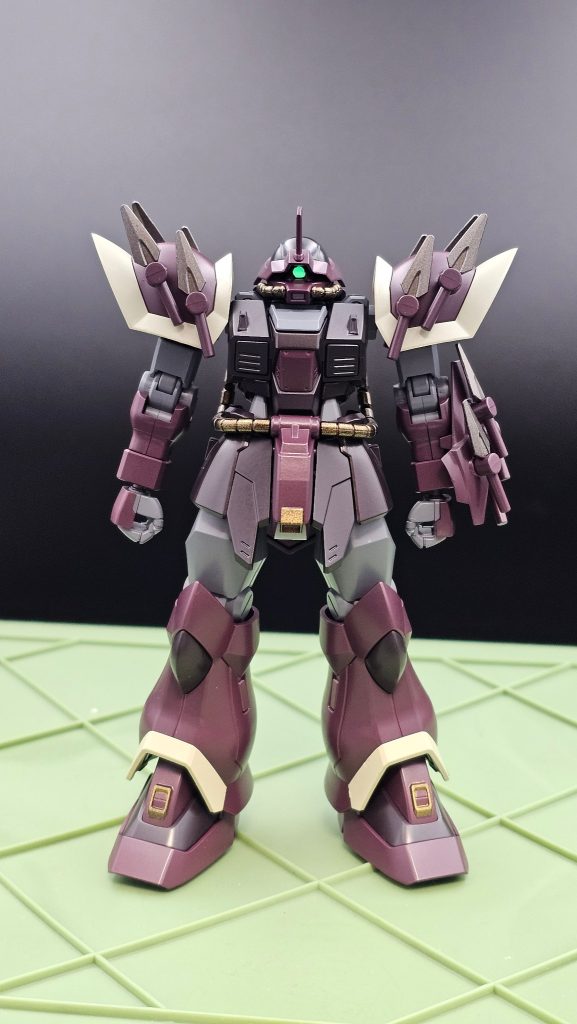正面。カラーは明るい赤紫→ボルドー暗い茶色→ボルドーとブラックの調色肩と裾→調色デザートグレーパイプ→下地ブラックからのパールゴールドフレームと太股→ジオングレー頭頂部→セミグロスブラック
