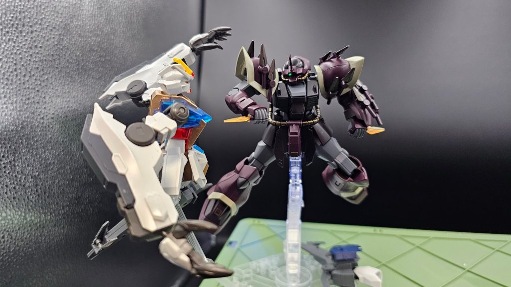 ヒートダート構え例のシーンをやりたかったんです。ジムストのサイズを謎判定で抜けて刺すシーン。ジムストまだ組んでないので代打でミキシング実験中のストライク君にお相手してもらってます。
