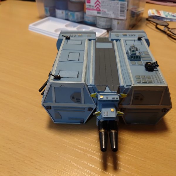 やっと休みが晴れたので、フルスクラッチ中の妄想オリジナル設定艦「1/1440コロンブス級改　強襲輸送艦BDF−1」の基本塗装ができました〜(⁠&nbsp;⁠╹⁠▽⁠╹⁠&nbsp;⁠)&nbsp;色が付いて、やっと輸送艦っぽくなってきたぜぇ(⁠☆⁠▽⁠☆⁠)（2枚目）
