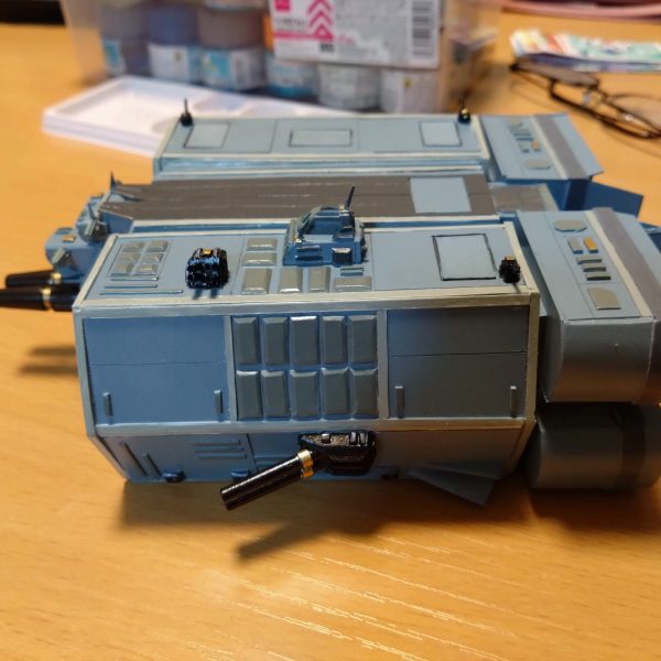 やっと休みが晴れたので、フルスクラッチ中の妄想オリジナル設定艦「1/1440コロンブス級改　強襲輸送艦BDF−1」の基本塗装ができました〜(⁠&nbsp;⁠╹⁠▽⁠╹⁠&nbsp;⁠)&nbsp;色が付いて、やっと輸送艦っぽくなってきたぜぇ(⁠☆⁠▽⁠☆⁠)（3枚目）