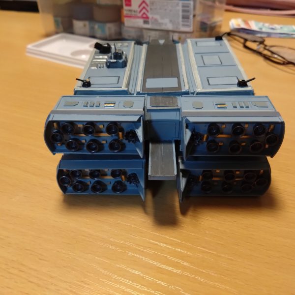 やっと休みが晴れたので、フルスクラッチ中の妄想オリジナル設定艦「1/1440コロンブス級改　強襲輸送艦BDF−1」の基本塗装ができました〜(⁠&nbsp;⁠╹⁠▽⁠╹⁠&nbsp;⁠)&nbsp;色が付いて、やっと輸送艦っぽくなってきたぜぇ(⁠☆⁠▽⁠☆⁠)（5枚目）