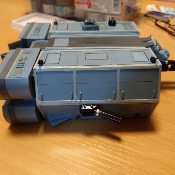 やっと休みが晴れたので、フルスクラッチ中の妄想オリジナル設定艦「1/1440コロンブス級改　強襲輸送艦BDF−1」の基本塗装ができました〜(⁠&nbsp;⁠╹⁠▽⁠╹⁠&nbsp;⁠)&nbsp;色が付いて、やっと輸送艦っぽくなってきたぜぇ(⁠☆⁠▽⁠☆⁠)（4枚目）