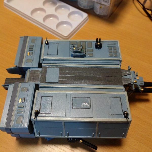 やっと休みが晴れたので、フルスクラッチ中の妄想オリジナル設定艦「1/1440コロンブス級改　強襲輸送艦BDF−1」の基本塗装ができました〜(⁠&nbsp;⁠╹⁠▽⁠╹⁠&nbsp;⁠)&nbsp;色が付いて、やっと輸送艦っぽくなってきたぜぇ(⁠☆⁠▽⁠☆⁠)（6枚目）