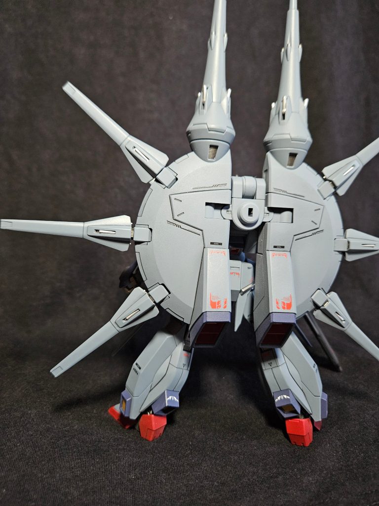 後ろから機体全体として大きな変更はせず、丁寧な工作を意識してます汚すかは迷いましたが、あまりレジェンドが泥臭く戦うイメージも無かったのでそのままシンプルに仕上げました