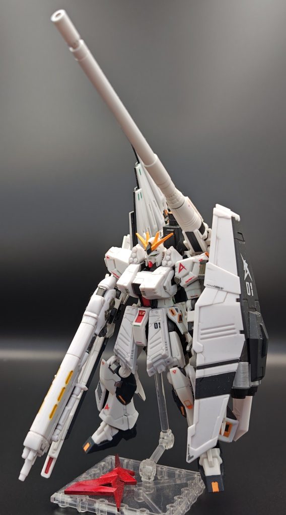 長物を戻してフル装備。HWS、ハイパー・メガ・ライフル、ハイ・メガ・シールドを追加。シールド、大きいです。ファンネルは1セットに自制。「単騎でアクシズの落下を阻止してこい‼️」とか命令されたとしか思えません。&nbsp;