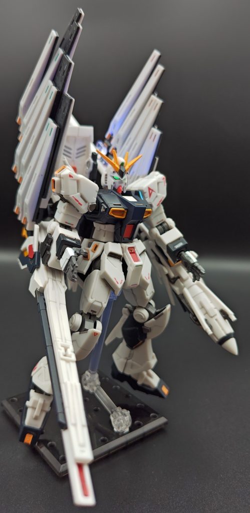今回も縦長画像で失礼します。前回投稿分に、これまたプレバン限定の「νガンダム&サザビー オプションパーツセット」のνガンダム対応分を追加したものになります。トップ画とタイトルで全ネタバレしていますが、見なかったテイで順を追って武装を追加していきます😅お付き合い頂けますと幸いです。追加兵装もいつも通りメラミンスポンジでツヤを抑え、概ね水性アクリルマーカーで部分塗装です。白いパーツの裏面は水性アクリルマーカーの黒色で可能な限り塗り潰しています。&nbsp;まずはフィンファンネル×2セットを追加。プレバンだけあり、全てのファンネルが分離、展開可能です。しかし分離、展開状態の撮影を失念。ファンネルの接続向きが通常と違います。LFFとHMBLを接続させる関係で、ピンが側面に生えているためです。コレはコレでシャープな印象で気に入っています。