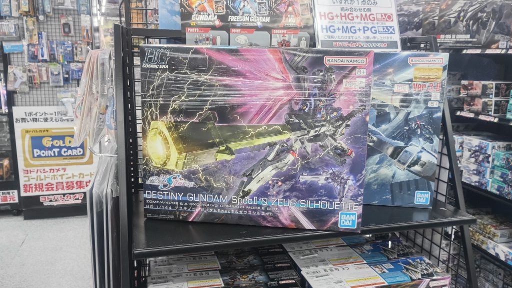 作品名：え？<p>あのゼウスシルエットが！？！(zaku-kao2) 店頭に置いてあるだと！？ 初めてみた… 昨日の１３時頃、昼休みにとあるyodobashiにて これは供給量がそれだけ増えてるってことですかね それにしても箱絵かっこええ [&hellip;]</p>
