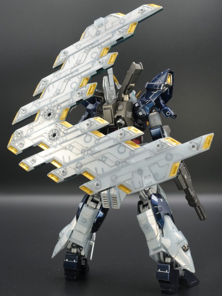 制作テーマはアムロ機祭り第二弾！ずばりニューガンダムカラーです。以前ムーンガンダムとパーツ共通の『HG バルギル』を「サザビーの元になった機体」と言う設定から真っ赤に塗装しましたが、その隣にニューガンダムカラーのムーンガンダムを置きたいなと思って。