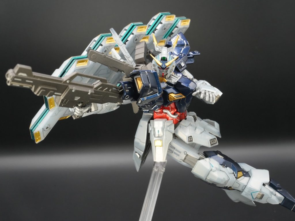 ムーンガンダムの特徴である背中のサイコプレートはもともとクリアレッドでしたが、サイコフレームを意識してグリーンのキャンディ塗装に変更しました。展開状態だと三日月形ですが、半分に畳むとフィン・ファンネルっぽいシルエットになって、よりニューガンダム感が出ます。