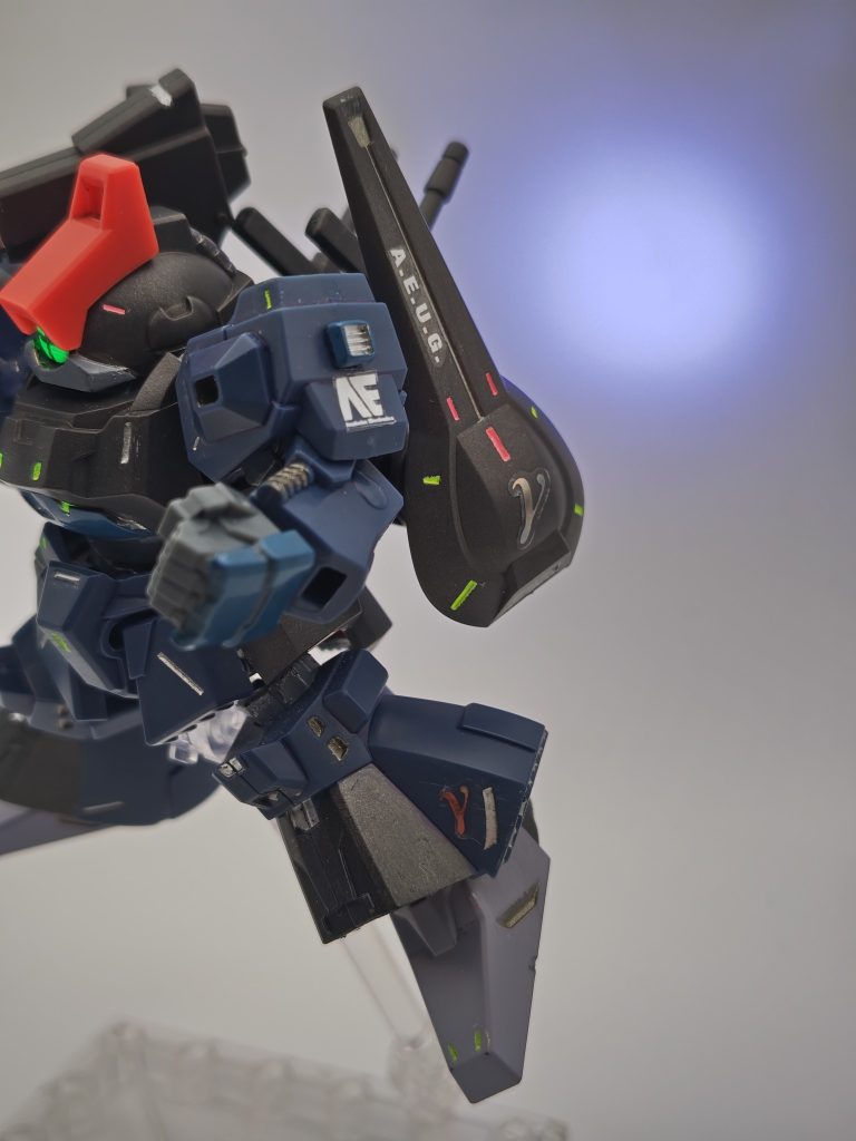 左足とバインダにはコードネームのガンマガンダムに因み、百均シールをあしらってみました。さりげないオシャレ❗️（声がデカい）そして左の握り手は30MMのハンドパーツに変更。リックディアスの拳は大変大きい印象があるため、これくらい大きくても良いかなと思っています😅武器持ち手はキットのものを使用しています。