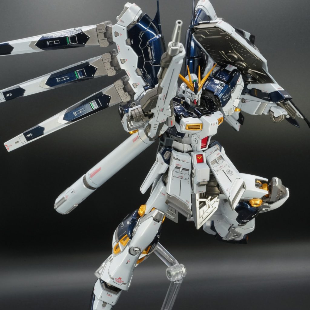 写真でどこまで伝わるかですが、ニューガンダムのダークブルーとも馴染む寒色よりの白さ、塗膜の透明感の下に潜むシルバー層、それでいてしっかりと光を反射する眩いホワイト・・・バランスの取れた、名付けて「シン・ホワイトキャンディ塗装」が実現出来たのではと自負してます！