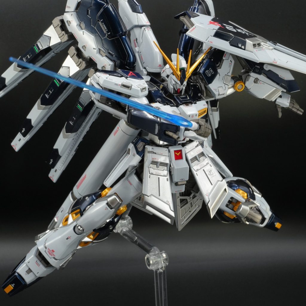 というわけで完成したRGハイニューガンダムですが、初めてRGの凝縮感というものをデザイン密度だけでなく、手応えでも感じました。要するにズッシリ重いです！長年RGはパーツ細かくて大変そうだと避けてきましたが、このキットに関しては想像していたよりは遥かに組みやすかった。フィン・ファンネルのパーツ、計12個同じもの塗装してる時は頭おかしくなりそうでしたけど（笑）確かにそれなりに手間はかかりましたが、完成後の満足感に「他のRGもまた作りたい」と思いましたね。