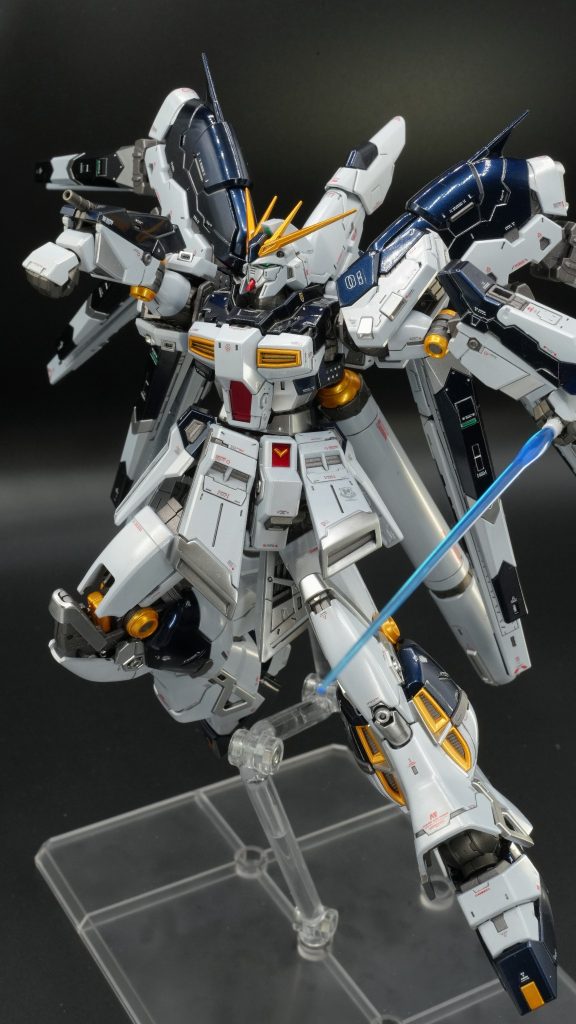 ただ・・・少し反省点も・・・このキット、細かいヒケが結構あるんですよ。これまでのガンプラ人生、ずっと成形色につや消し仕上げ、1年半前にイージーペインターで光沢塗装するようになりましたが、ぶっちゃけ制限の多いイージーペインターでは塗膜の精度に限界があり、光沢でもあまりヒケが気になりませんでした。エアブラシ導入して今回、初めて本当の意味での光沢塗装が出来た気がしますが、そうなるとヒケが気になる・・・塗装後に気付いたので、そのまま進めましたが、せめて目立つ部分だけでも処理してれば・・・と、今更ながらにプチ後悔（泣）