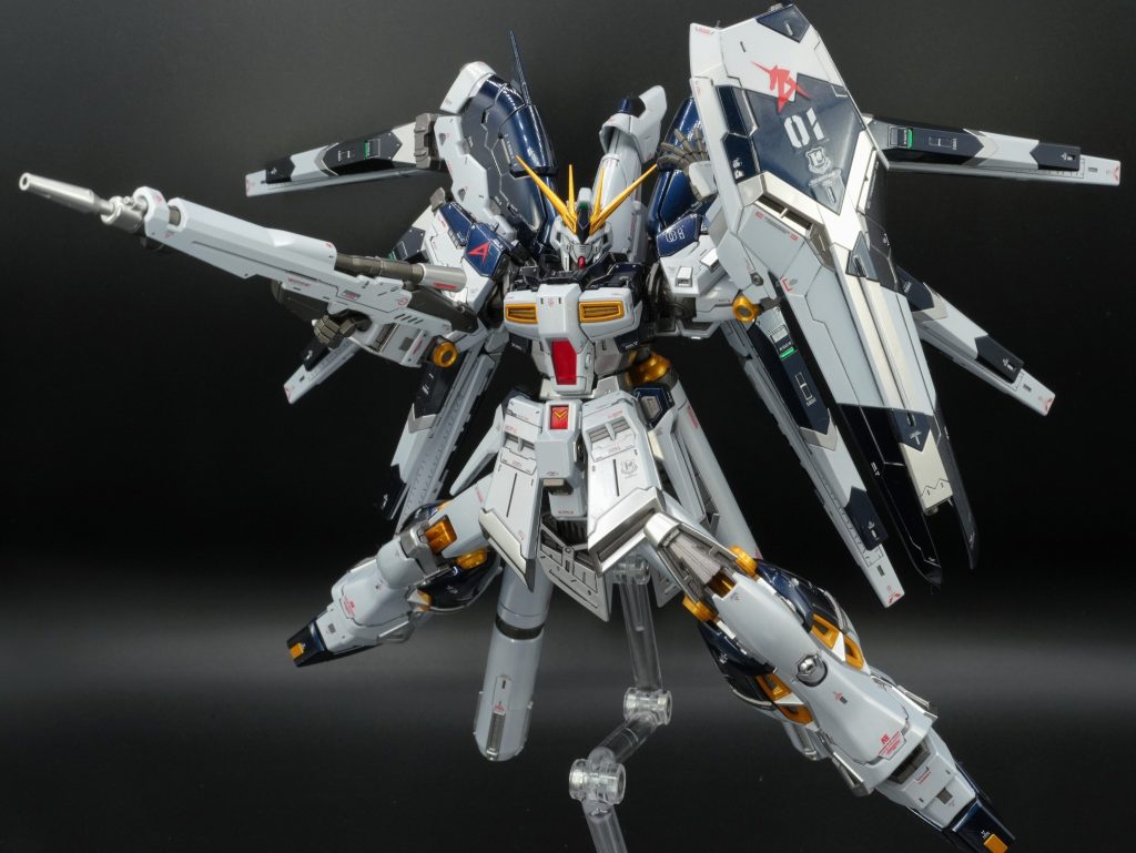 ダークブルーは前回のHGムーンガンダムで試したガイアノーツのプリズムブルーブラックが合うなと思いつつも、やや明るい気がしたのでクリアブラックとクリアを半々で混ぜたものを上から塗って落ち着いた色味にしてます。それ以外のイエローやレッドも普通のニューガンダムカラーに塗り替えるにあたって重要な部分なので、しっかりとテスト塗装でイメージと合ってるか確認してから塗りました。