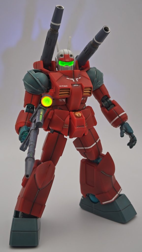 ここからキャノン装備になります。接続はC型ジョイントですので交換は手軽です。砲口はミラークロームマーカーで塗りました。