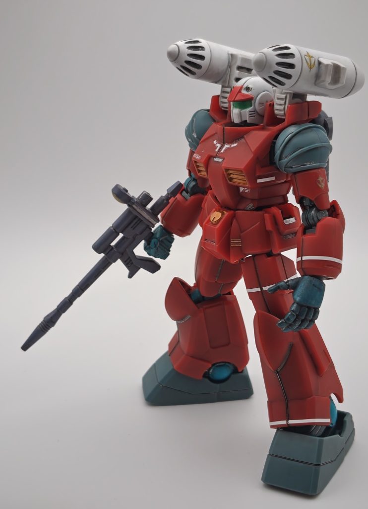 肩の武装はキャノンとスプレーミサイルランチャー(SML)装備の選択式です。先にSMLから。組み立て後に見える部分のフレームを水性アクリルマーカーで塗装後、リアルタッチマーカーで肩やスリッパの色味に近付くように調整しています。若干暗い色合いになってしまいました。装甲部分は内側から黒色の水性アクリルマーカーで可能な限り塗り潰し、外側はメラミンスポンジでツヤを抑えてからリアルタッチマーカーを塗りたくった後でティッシュで拭き取りです。装甲の場所でマーカーの色や拭き取り具合を少し変えてあります。スミ入れはコピックライナー。段落ち部分や太いモールドは水性アクリルマーカーのメタリックブラックやシルバー等で塗っています。バックパックとライフルも水性アクリルマーカー+リアルタッチマーカーです。自分はトップコートをしない事もあり、赤い成型色がメインの機体はプラ感が出がちで苦手意識があります。何とか良い感じに仕上げてみたいという目標で手を付けました。