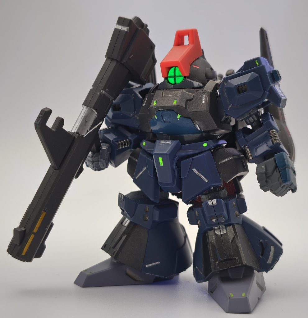 2025年9月発売のVOL.10にZZガンダム・キュベレイと共にラインナップしていたものです。メラミンスポンジでツヤを抑え、関節と色の足りない部分、太めのモールド等を水性アクリルマーカー等で塗装しました。モノアイ（？）や各所のビコーンも概ね水性アクリルマーカーです。デカールを少々貼っています。スミ入れはコピックライナーです。EXパーツのクレイ・バズーカ装備です。この弾はずっと放置してしまっていたのですが、今年の夏休みは異常にモビジョ欲が高まったため、以前投稿のポケ戦機体とほぼ同時に（今回分含め残り3機）進行しました。見所はあまり無いかもしれませんが、お目ウェザリング失礼します😅全3回・3ディアスの予定で秋のモビジョ・ディアスフェア（？）、という事で参ります〜。&nbsp;