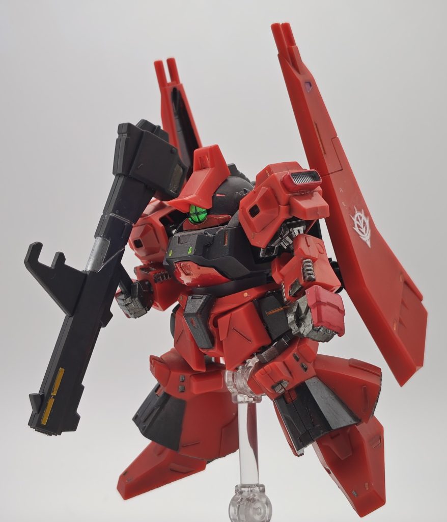 左の握り手は30MMのものに変更しました。ネオ・ジオン所属ですがバインダのデカールをジオンにしています。シュツルムディアス隊のサトウ隊長は強火のジオニストとお見受けしました（作るにあたりアニメの初登場回を確認）ので、あえてのジオンマーク。そんなワガママが軍内で通るのかは分かりませんが⋯あと劇中での扱われ方が雑過ぎです。未読の小説版ZZガンダムではアムロが搭乗して活躍するようです😓後から知りました⋯