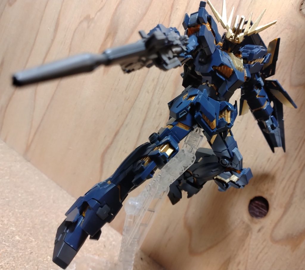 実は余剰パーツを使うことで、両腕のアームドアーマーを取り外し、ノーマルの腕に換装できます！　（ビームマグナムはHGユニコーンガンダムから拝借ビームサーベルが付いてない写真がありますが、去年作ったHGのユニコーンのビームサーベルが根元ごと折れてしまった経験があるので、取り外した状態の写真もあります。すみません(zaku-kao3)