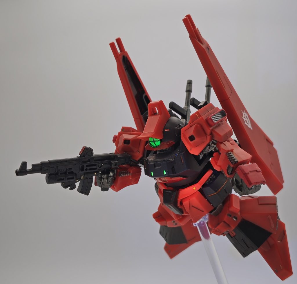 まずはギラ・ズールのマシンガン。サイズ的に収まり良いです。実銃っぽいデザイン。