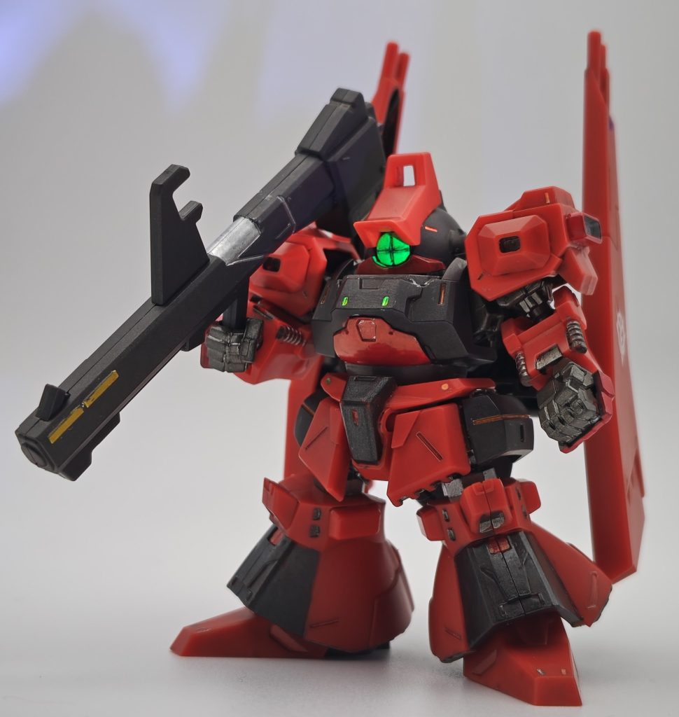 2025年9月発売のVOL.10にZZガンダム・キュベレイと共にラインナップしていたものです。赤いリックディアスにEXパーツのシュツルムディアス組み替えパーツを組み込み、同じくEXパーツのクレイ・バズーカを持たせています。&nbsp;ひさしとリアスカートがオシャレに伸びていたり、顎や腰、足のカラーリングの違い辺りがリックディアスからのキットの変更点です。&nbsp;メラミンスポンジでツヤを抑え、関節と色の足りない部分、太めのモールドなどを水性アクリルマーカー等で塗装しました。赤い装甲部分はリアルタッチマーカーを塗りたくってからティッシュで拭き取り。モノアイや各所のビコーンも概ね水性アクリルマーカーです。デカールを少々貼っています。スミ入れはコピックライナーです。