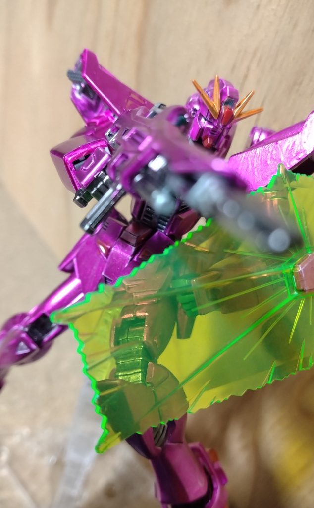 ビームライフル、ビームランチャー共に銃身も、ヘビーガンメタリックやガンダムシルバーで塗り分けをしました!!
