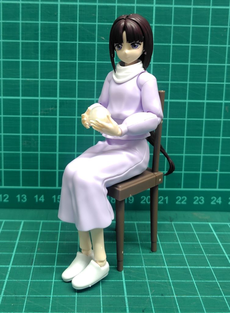 作中よく座っていた椅子もありますので、座り用のスカートに交換する事で、写真のように座らせられます。※同じ様な座り用のスカートがあるリン子さんでも行けるのかな？