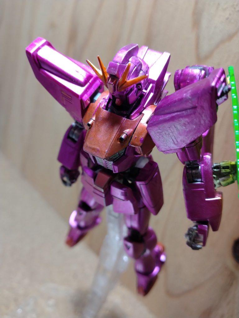 正面から見て左側のヴェスバーの接続軸が折れてしまいました(zaku-kao9)なので、右側の一本に左側の外装パーツを付けて改修してあります!