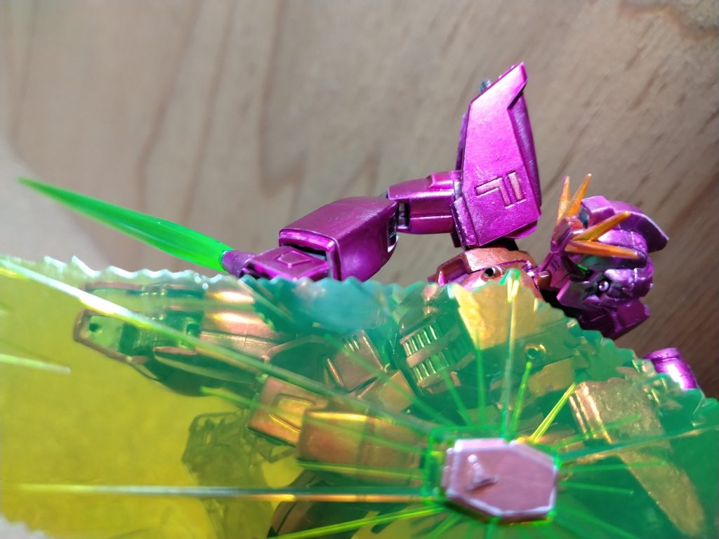 ガンダムマーカーで塗装したので面が綺麗になってない所もありますが、いかがだったでしょうか?(えっ? ガンダムマーカー専用のエアブラシがあるじゃないかって?塗装環境がないので様子見じゃい!(後、ペンでも凄く使えるんだぞ〜〜!!))ということで、if世界のガンダムF91(量産型の)隊長機、でした〜!実はヴェスバーの接続軸が折れてこの設定を思いつきました〜。失敗を設定として考えて創ることもガンプラの楽しみ方の1つではないかと思っています!