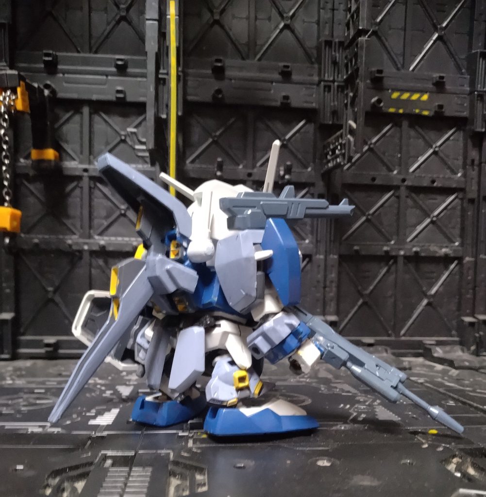 後ろ姿肩のレールガンと背中のアサルトアーマーは1/144キットです