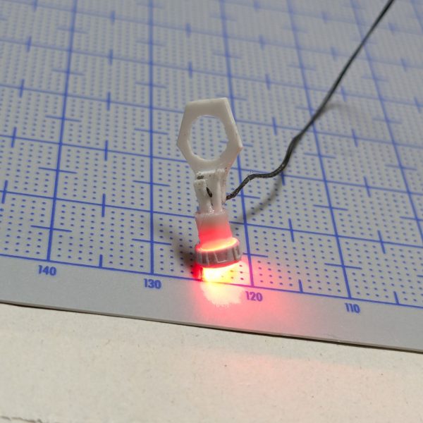 ズゴックのモノアイ可動＆発光の工作中自作のモノアイ基部だと水平移動しかできないから、横向くとモノアイが胴に隠れてカメラの意味を為さない。なんかいい方法がないか考え中だけど妥協しようかな。（2枚目）