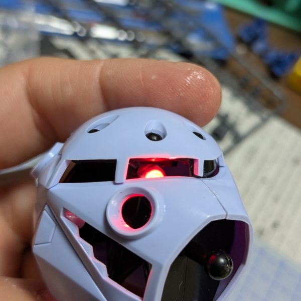 ズゴックのモノアイ可動＆発光の工作中自作のモノアイ基部だと水平移動しかできないから、横向くとモノアイが胴に隠れてカメラの意味を為さない。なんかいい方法がないか考え中だけど妥協しようかな。（4枚目）