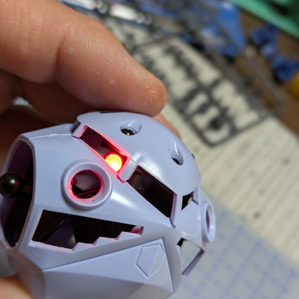 ズゴックのモノアイ可動＆発光の工作中自作のモノアイ基部だと水平移動しかできないから、横向くとモノアイが胴に隠れてカメラの意味を為さない。なんかいい方法がないか考え中だけど妥協しようかな。（5枚目）