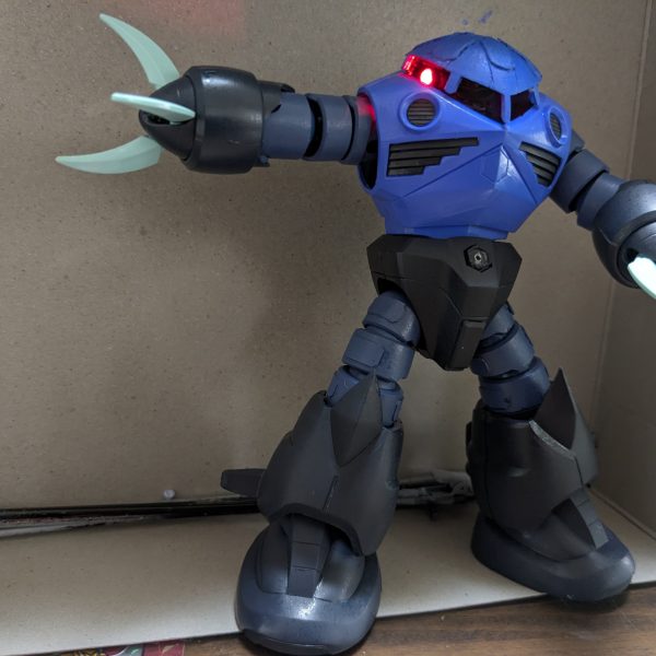バックパック以外はカタチに乗りました。アクリルガッシュはすぐこすれてはがれますね。工作のキレイさをもっと練成しないと。（4枚目）
