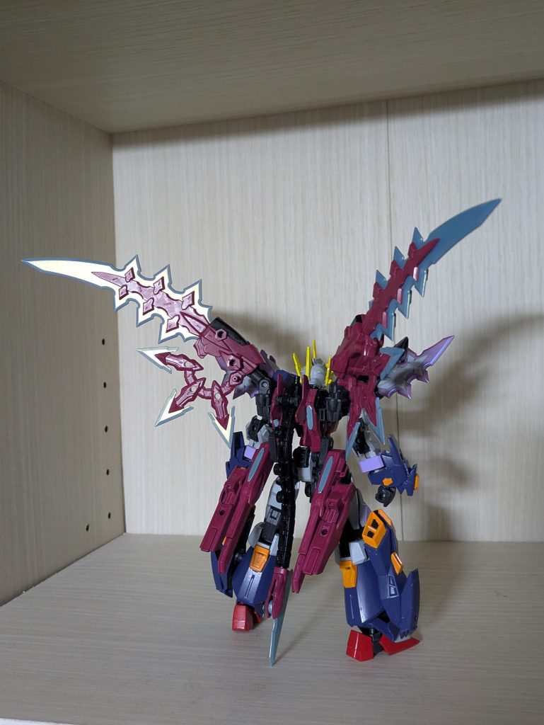 闇堕ちイメージということで全体的にディザイアガンダムに似ていながらトゲトゲしたデザインになっています。バックパックはディザイアストライカーを意識した｢ヘルズストライカー｣を装備本体とストライカーの一部にはなんとなく強者感出るかなぁと思い偏光パール系の塗料を使用しました。
