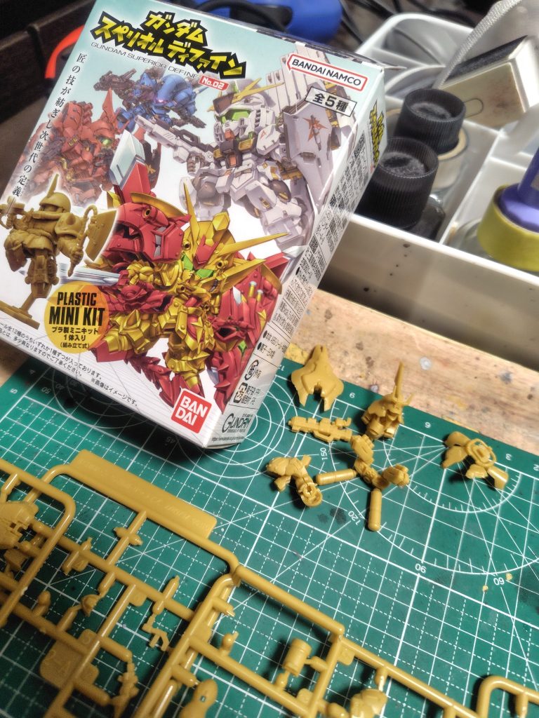 制作中。部分塗装しやすいように細かく分割されてますが、モノアイと腰のパイプは一体成形なのでちょっと塗りにくいです。以上です！ご覧いただきありがとうございました！