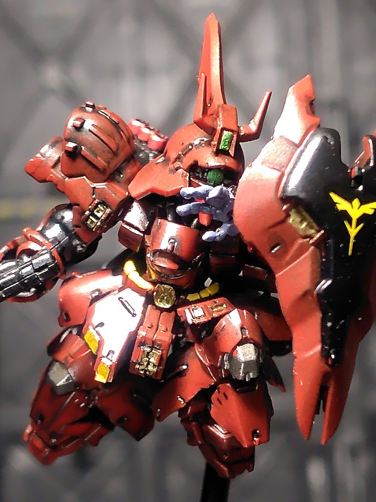 合わせ目は消してません(zaku-kao4)パーツ分割は細かいんですが挟み込み構造も多く断念しました。黒サフ→サザビーレッドでスプレー塗装。細かいところは全てマーカー塗装。シールドのエンブレムはデカール。